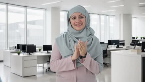 Happy-Muslim-businesswoman-clapping-and-appreciating