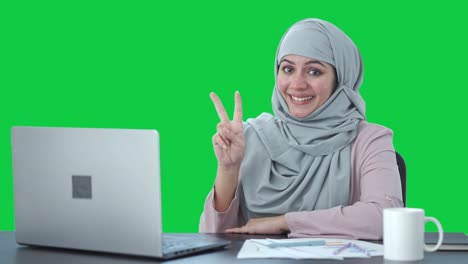 Glückliche-Muslimische-Geschäftsfrau-Siegeszeichen-Grüner-Bildschirm