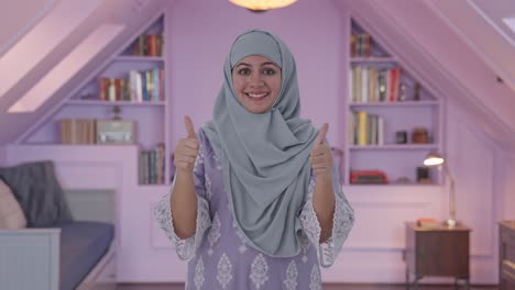 Mujer-Musulmana-Feliz-Mostrando-Los-Pulgares-Hacia-Arriba