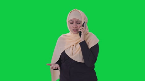 Mujer-Musulmana-Enojada-Hablando-Por-Teléfono-Con-Pantalla-Verde