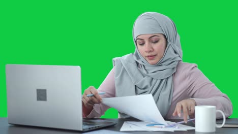 Glückliche-Muslimische-Geschäftsfrau,-Die-Im-Büro-Auf-Grünem-Bildschirm-Arbeitet