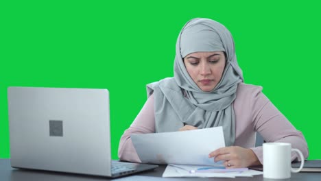 Muslimische-Geschäftsfrau,-Die-Im-Büro-Auf-Grünem-Bildschirm-Arbeitet