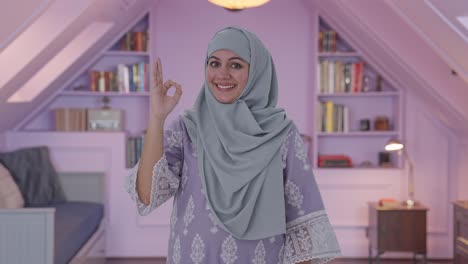 Mujer-Musulmana-Feliz-Mostrando-Signo-Bien