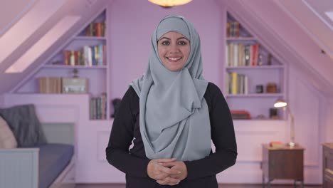 Mujer-Musulmana-Feliz-Sonriendo-Ante-La-Cámara