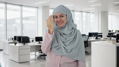 Glückliche-Muslimische-Geschäftsfrau,-Die-Adaab-Macht