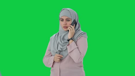 Muslimische-Geschäftsfrau,-Die-Auf-Dem-Grünen-Bildschirm-Des-Telefons-Spricht