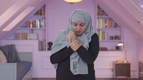 Kranke-Muslimische-Frau,-Die-An-Arthritis-Leidet