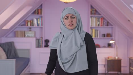 Mujer-Musulmana-Enojada-Hablando-Con-La-Cámara
