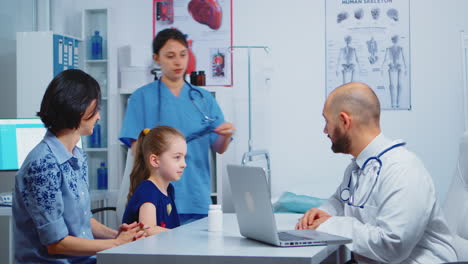 Doctor-and-patients-looking-at-radiography