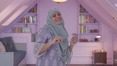 Glückliche-Muslimische-Frau-Tanzt-Und-Genießt