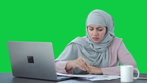 Empresaria-Musulmana-Estresada-Leyendo-Y-Firmando-Documentos-En-Pantalla-Verde