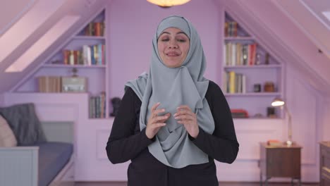 Glückliche-Muslimische-Frau,-Die-Mit-Der-Kamera-Spricht