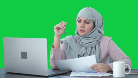 Verwirrte-Muslimische-Geschäftsfrau,-Die-Im-Büro-Auf-Grünem-Bildschirm-Arbeitet