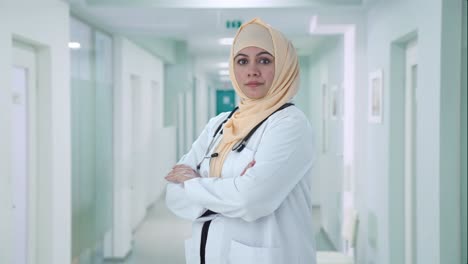 Porträt-Eines-Selbstbewussten-Muslimischen-Arztes,-Der-Mit-Gekreuzten-Händen-Steht