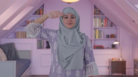 Orgullosa-Mujer-Musulmana-Saludando-El-Día-De-La-Independencia