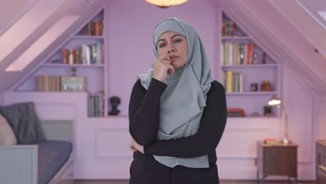 Verwirrte-Muslimische-Frau,-Die-Etwas-Denkt