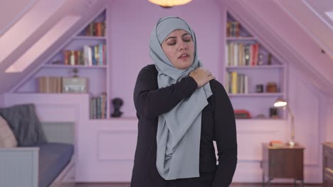 Kranke-Muslimische-Frau,-Die-Unter-Nackenschmerzen-Leidet