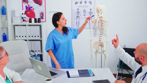 Nurse-giving-presentation-using-skeleton-model