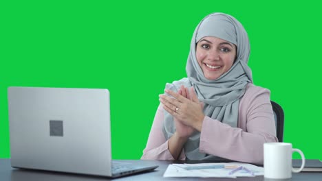Feliz-Empresaria-Musulmana-Aplaudiendo-Y-Apreciando-La-Pantalla-Verde