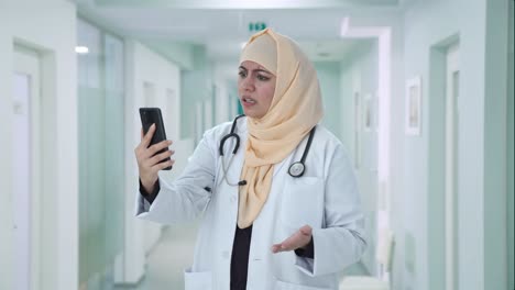 Médico-Musulmán-Enojado-Hablando-Por-Videollamada