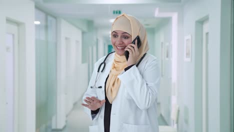 Glücklicher-Muslimischer-Arzt,-Der-Am-Telefon-Spricht
