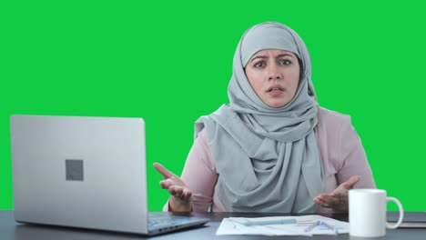 Wütende-Muslimische-Geschäftsfrau-Spricht-Mit-Grünem-Bildschirm-Der-Kamera