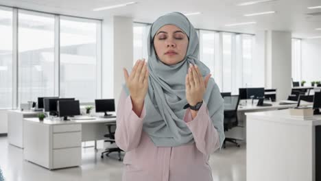Glückliche-Muslimische-Geschäftsfrau,-Die-Namaz-Liest