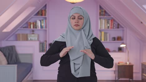 Glückliche-Muslimische-Frau,-Die-Yoga-Macht