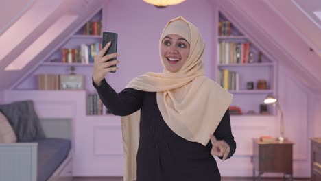 Glückliche-Muslimische-Frau,-Die-Auf-Selfies-Klickt