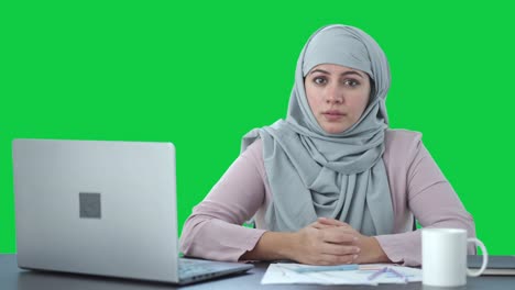 Muslimische-Geschäftsfrau-Spricht-Mit-Grünem-Bildschirm-Der-Kamera