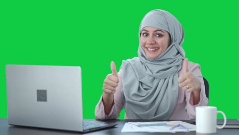 Glückliche-Muslimische-Geschäftsfrau-Streckt-Den-Daumen-Nach-Oben,-Grünen-Bildschirm