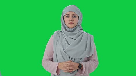 Muslimische-Geschäftsfrau-Blickt-Auf-Den-Grünen-Bildschirm-Der-Kamera