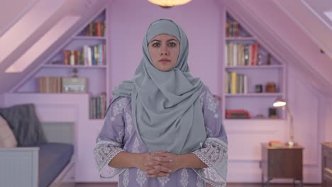 Mujer-Musulmana-Enojada-Mirando-A-La-Cámara