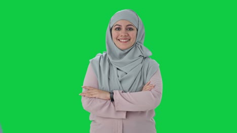 Glückliche-Muslimische-Geschäftsfrau,-Die-Mit-Gekreuzten-Händen-Auf-Grünem-Bildschirm-Steht