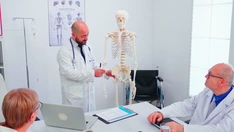 Médico-Experto-En-Radiología-Apuntando-Al-Esqueleto-Humano