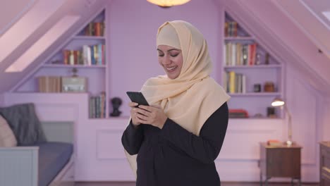 Glückliche-Muslimische-Frau,-Die-Am-Telefon-Chattet