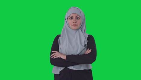 Selbstbewusste-Muslimische-Frau,-Die-Mit-Gekreuzten-Händen-Auf-Grünem-Bildschirm-Steht
