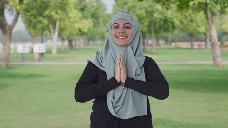 Glückliche-Muslimische-Frau-Macht-Namaste-Im-Park