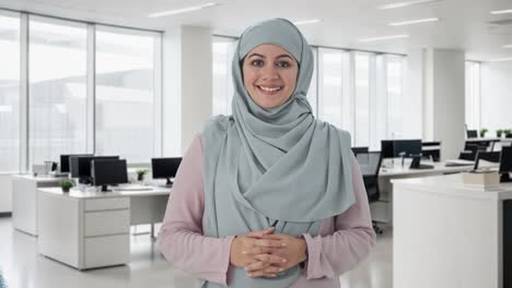 Empresaria-Musulmana-Sonriendo-A-La-Cámara