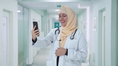 Glücklicher-Muslimischer-Arzt,-Der-Per-Videoanruf-Spricht