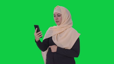 Muslimische-Frau-Spricht-über-Einen-Videoanruf-Mit-Grünem-Bildschirm