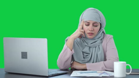 Gestresste-Und-Angespannte-Muslimische-Geschäftsfrau-Auf-Grünem-Bildschirm