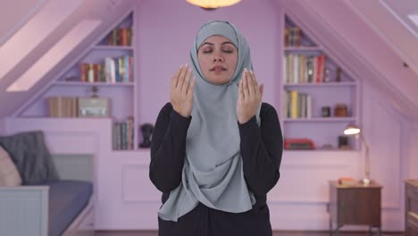 Glückliche-Muslimische-Frau,-Die-Namaz-Liest