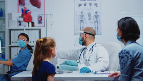 Medical-worker-explaining-radiography