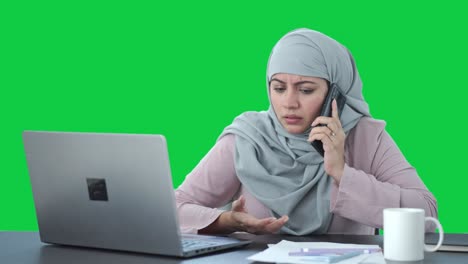 Wütende-Muslimische-Geschäftsfrau,-Die-Auf-Dem-Grünen-Bildschirm-Des-Telefons-Spricht