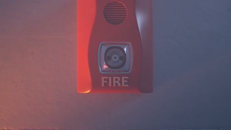 Roter-Feuermelder-Mit-Ton-Und-Stroboskop,-Der-Als-Teil-Des-Feuermeldesystems-An-Einer-Wand-Montiert-Ist.-Blinkendes-Helles-Licht,-Alarm-Wird-Bei-Einem-Brand-Im-Raum-Aktiviert.-Alarmierung-Im-Falle-Einer-Gefährlichen-Situation.