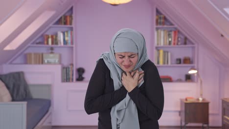 Kranke-Muslimische-Frau,-Die-Einen-Herzinfarkt-Hat