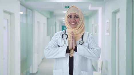 Feliz-Médico-Musulmán-Haciendo-Namaste