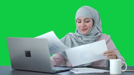 Feliz-Empresaria-Musulmana-Leyendo-Y-Firmando-Documentos-Pantalla-Verde