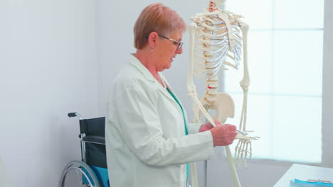 Ärztin-Unterrichtet-Anatomie-Unter-Verwendung-Des-Menschlichen-Skeletts